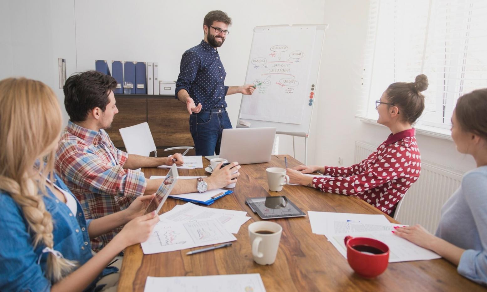 Klare Finanzplanung auf einem modernen Schreibtisch