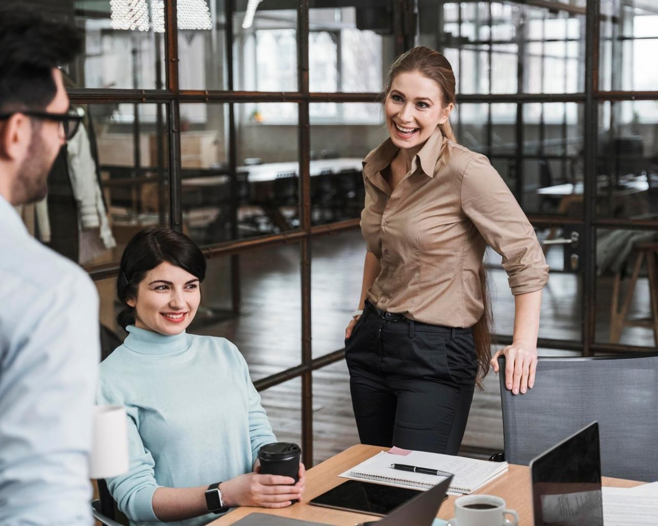 Praktische Anwendung von Finanzkenntnissen im Büroalltag